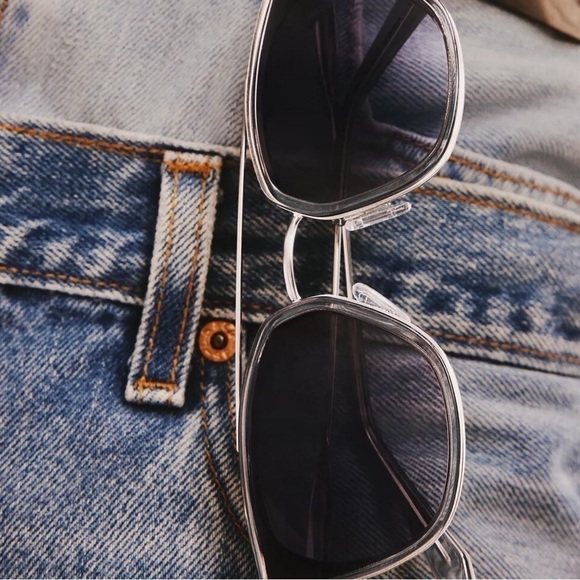 Quay Getaway Sunglasses Grey Frame Smoke Lens - Picture 6 of 6